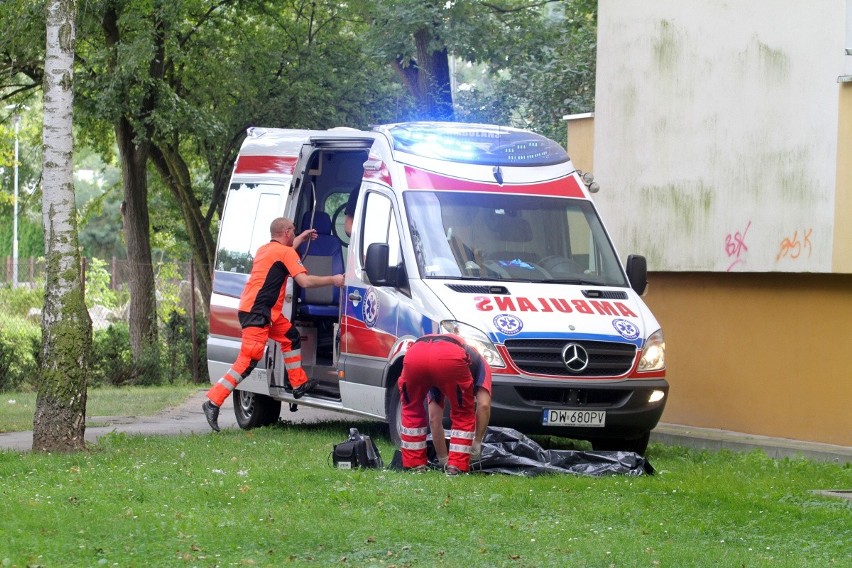 Wrocław: Tragedia przy ul. Mielczarskiego. Nie żyje kobieta, która wypadła z okna