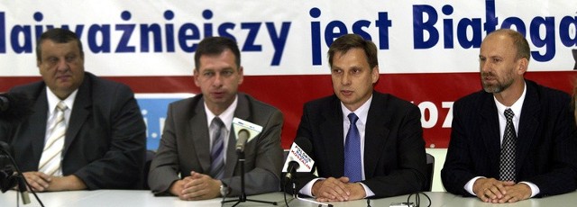 Od lewej: Były burmistrz Białogardu, dziś poseł PiS Stefan Strzałkowski, wicestarosta białogardzki Tomasz Hynda, kandydat na burmistrza Zbigniew Raczewski oraz starosta białogardzki Krzysztof Bagiński.