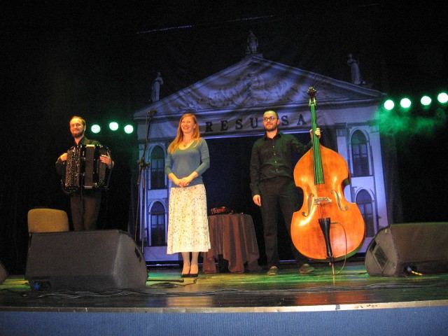 Solistka, Magda Brudzińska, Jacek Kopiec &#8211; akordeon i Piotr Południak &#8211; kontrabas  bardzo się podobali widzom.