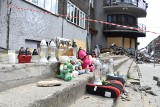 Wybuch gazu w Bytomiu: Płoną znicze przed kamienicą. W mieście trwa wielka kontrola instalacji. Przeprowadzono też sekcje zwłok ofiar  