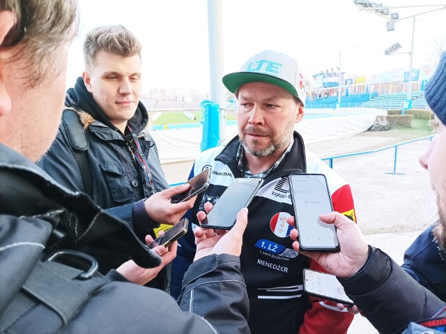 Eryk Jóźwiak, menedżer Zdunka Wybrzeża Gdańsk, przepytywany przez dziennikarzy po inauguracyjnym spotkaniu sezonu 2023