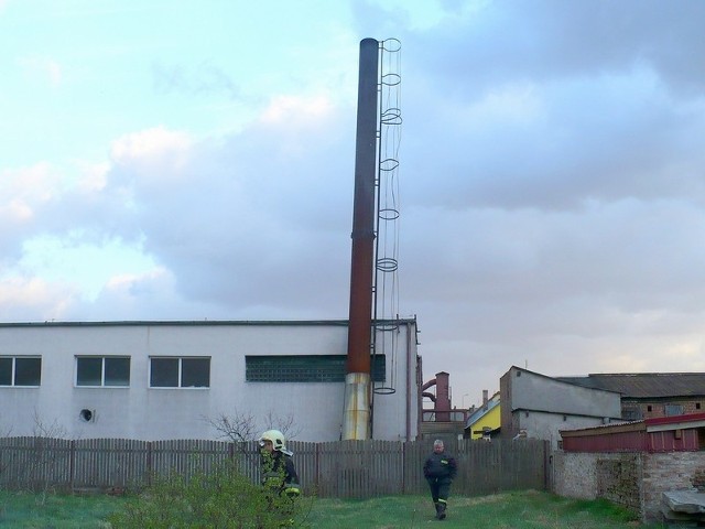 Metalowy komin przechylił się na budynek stolarni. Teren zabezpieczyli strażacy z jednostki OSP w Skwierzynie.