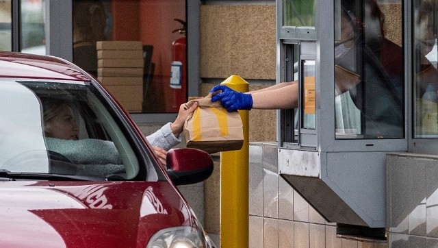 Fast foody notują ogromny spadek obrotów, a zatem także dochodów. Eksperci uważają, że po zniesieniu obostrzeń lokale odnotują więcej wizyt. Dodają jednak, że chodzi o te, które przetrwają kryzys