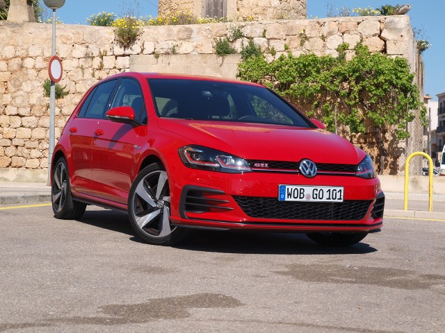 Volkswagen Golf VII facelifting Sport to zdrowie – tylko który? Projektanci nowego Golfa dają do wyboru cztery sposoby przyspieszania tętna u kierowcy.fot. Michał Kij