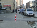 Zamontowali dodatkowe słupki na ulicy Miłej w Radomiu. Samochody już nie blokują chodnika