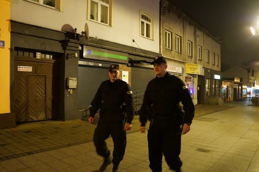 Nocny patrol policjantów po ulicach Będzina [WIDEO]