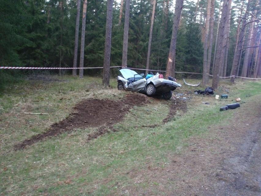 Przewięź. Śmiertelny wypadek. Audi uderzyło w drzewo (zdjęcia)