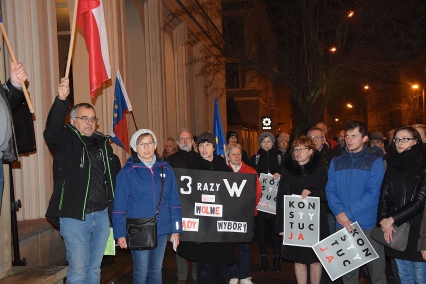 Kolejny protest w obronie sądów w Kielcach. Pod Sądem Okręgowym było 100 osób