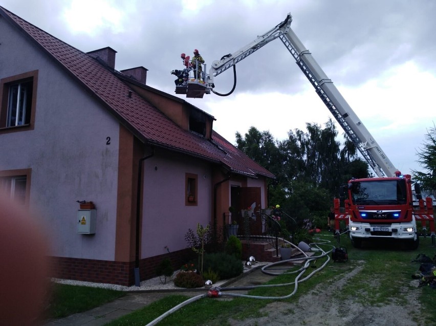 Bohaterska postawa policjanta z Cedrów Wielkich. Wbiegł do płonącego budynku i uratował mężczyznę 