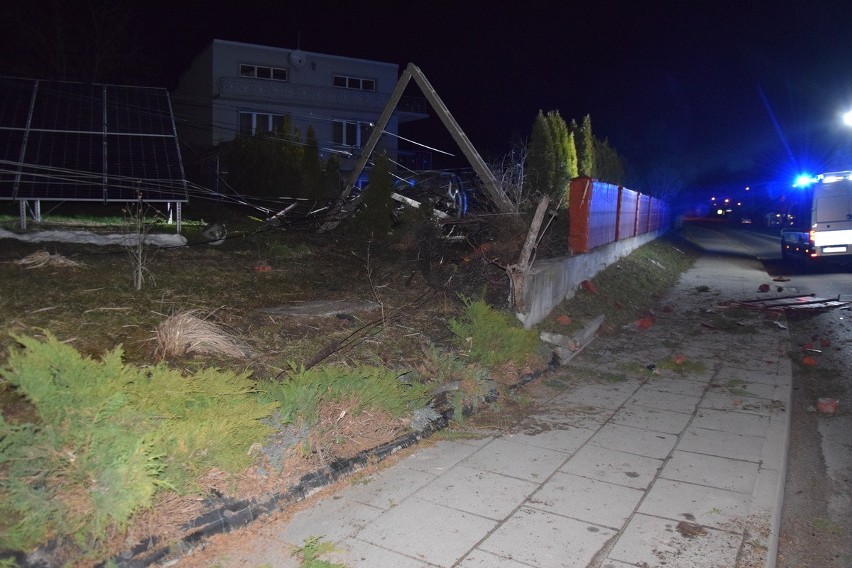 Powiat tarnowski. Nocny rajd pijanego kierowcy. 19-latek uszkodził ogrodzenia posesji i uderzył w słup energetyczny w Woli Rzędzińskiej 