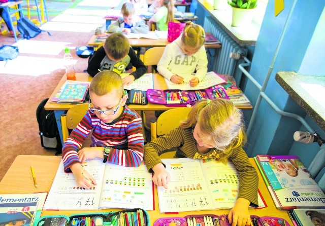 W tym roku na Podkarpaciu w pierwszych klasach szkół podstawowych uczy się 26 895 dzieci, w tym 13 868 sześciolatków. Naukę w I klasie będzie powtarzało co szóste dziecko w wieku 6 lat.