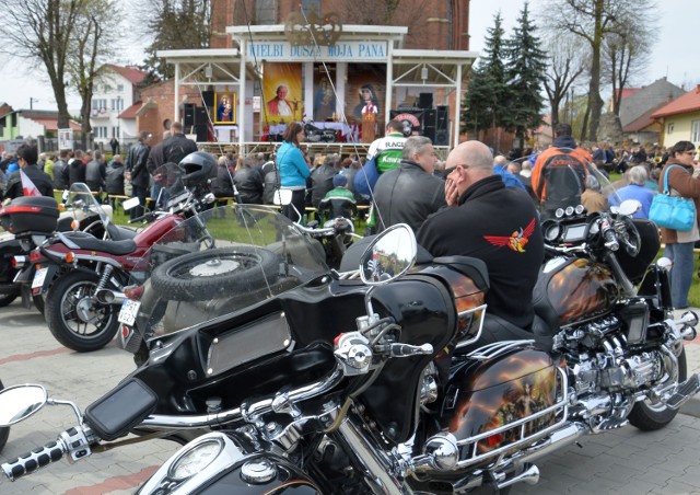 Na Placu Koronacyjnym przy kościele, gdzie odprawiona została Msza święta stanęło blisko pięćset motocykli z regionu.