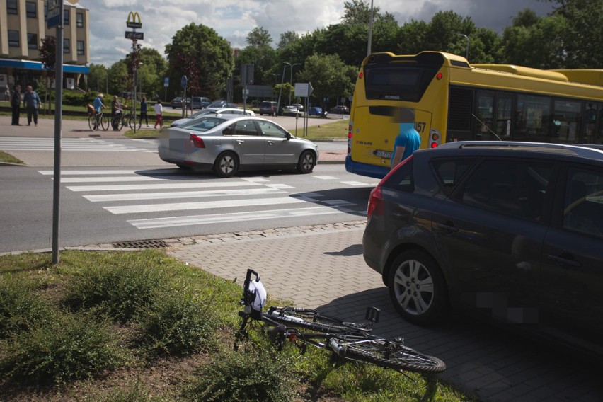 Potrącenie rowerzysty na ul. 11 Listopada. Poszkodowany mężczyzna jest w szpitalu