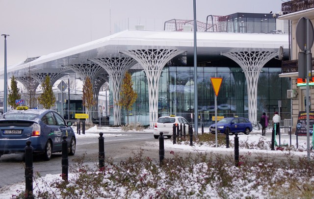 Dworzec metropolitalny w Lublinie uzyskał właśnie decyzję o pozwoleniu na użytkowanie od Powiatowego Inspektoratu Nadzoru Budowlanego. W pierwszej połowie stycznia 2024 r. obiekt ma zostać oficjalnie otworzony.