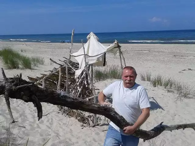 Pan Tomek buduje schronienie z darów morza.