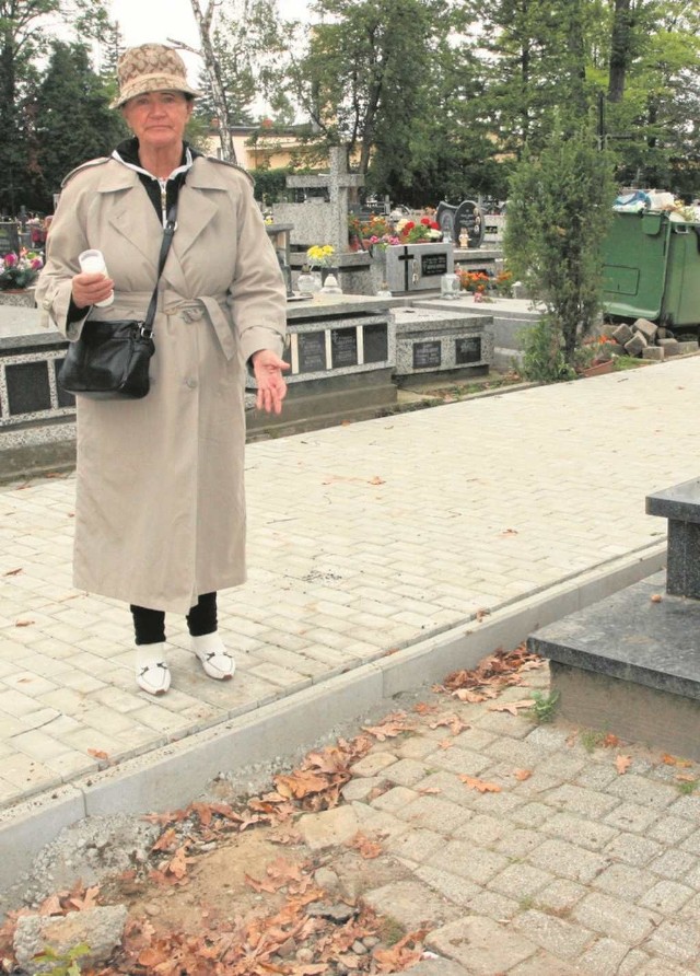 Lucyna Raczkowska przyleciała z USA na grób swoich rodziców. Wierzy, że po zakończeniu prac alejka na cmentarzu nie będzie już torem przeszkód