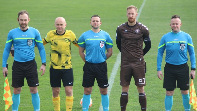 Pomiędzy sędziami kapitanowie - Michał Pazdan (Wieczysta) i Michał Czekaj (Garbarnia)