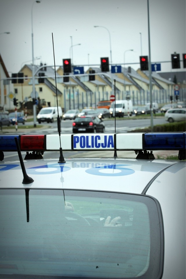 21.11.2013 wroclaw policja akcja policji przeciwko kierowca ktorzy wjezdzqaja na skrzyzowanie na czerwonym swietle policjant patrol policjanci drogowka radiowoz z kamera wideorejestrator alfa romeo fot. janusz wojtowicz / polskapresse gazeta wroclawska