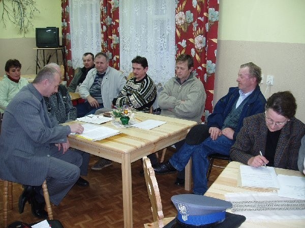 Wiceburmistrz Jarosław Góral (z lewej) zachęcał  mieszkańców, by napisali wniosek do programu  "odnowa Wsi".