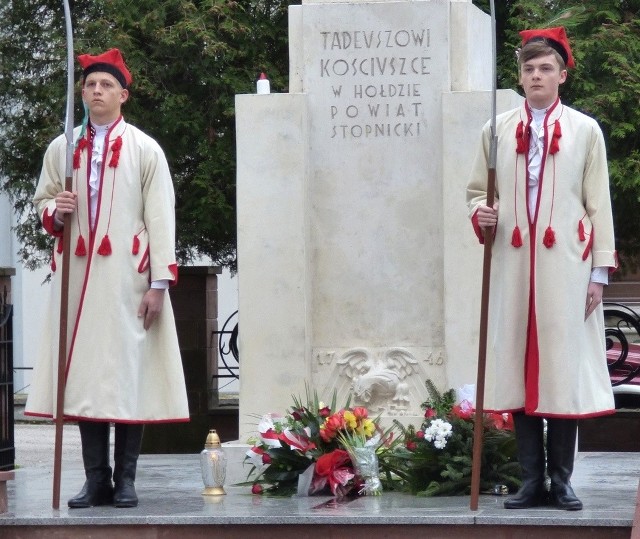 Wartę honorową przed pomnikiem Tadeusza Kościuszki zaciągnęli kosynierzy - buscy licealiści Hubert Nowak i Krystian Głuszek.