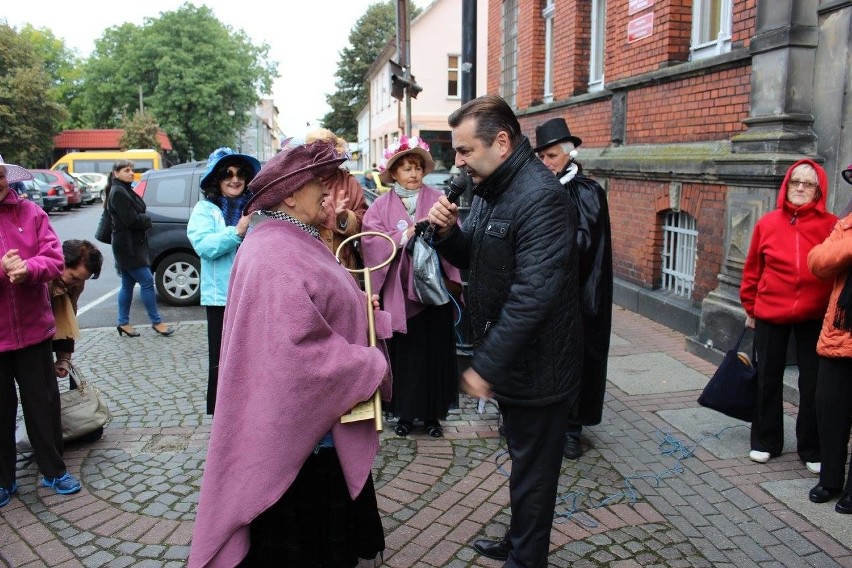 Andrzej Kozubaj, zastępca burmistrza Drezdenka wręczył...