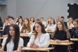 Matura 2019 w Tychach: 686 maturzystów zmaga się z testem z języka polskiego ZDJĘCIA