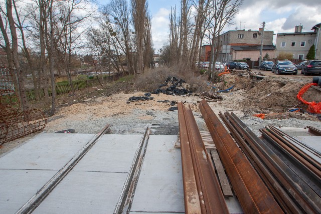 Z badań geologicznych na Babiej Wsi wynika, że dziura po wykopie pod Nordic Astrum jest coraz większa, pęka ściana komisariatu policji. Tymczasem przetarg na prace geologiczne unieważniono, trzeba też negocjować przesunięcie zakończenia inwestycji finansowanej z Unii Europejskiej.