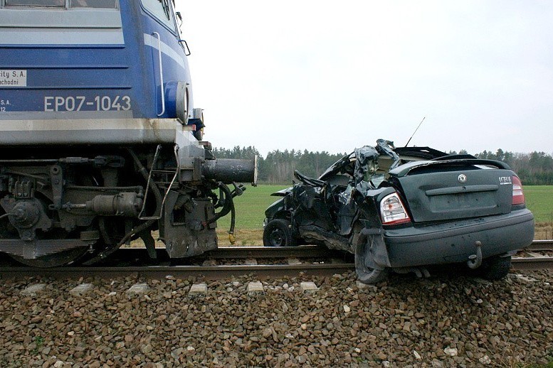 Downary: Wypadek śmiertelny na przejeździe kolejowym. Pociąg uderzył w skodę.