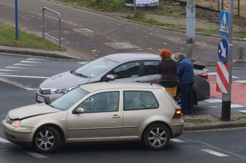 Wypadek na Legnickiej.  Kobieta wjechała na skrzyżowanie na czerwonym, samochody blokują przejazd [ZDJĘCIA]