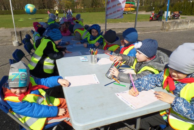 W środę na terenie Parku Kultury i Wypoczynku odbyło się plenerowe wydarzenie edukacyjne dedykowane dzieciom i młodzieży ze słupskich szkół i przedszkoli. Zaplanowano szereg atrakcji, w tym m. in grę planszową, warsztaty pisania Listów dla Ziemi, układanie EkoPuzzli z grafiką przyrodniczą, grę w memory „Listy dla Ziemi, happening „Transmisja-Czysta Emisja”, kino hybrydowe. Poprzez dobrą zabawę organizatorzy pokazali innym, że los Ziemi nie jest nam obojętny. Punktualnie o godzinie 12 odbyła się uroczysta inauguracja wydarzenia, połączona z happeningiem dzieci i młodzieży zachęcającym słupszczan do troski o czyste powietrze.