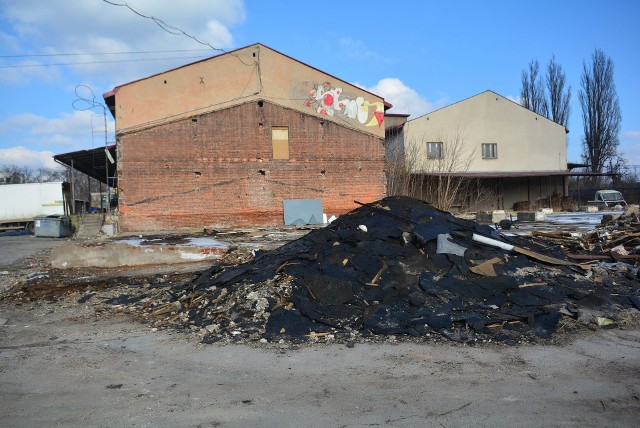 Łatwopalne pozostałości po poprzedniej siedzibie jednej z firm wykorzystują bezdomni, zaprószając ogień.