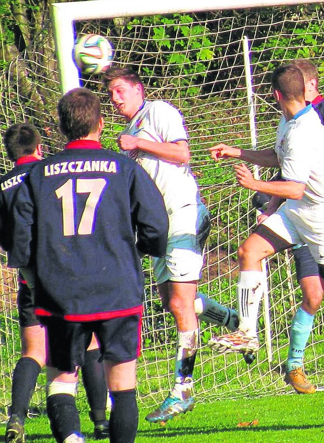 Piłkarze Prokocimia (białe stroje) pokonali Liszczankę