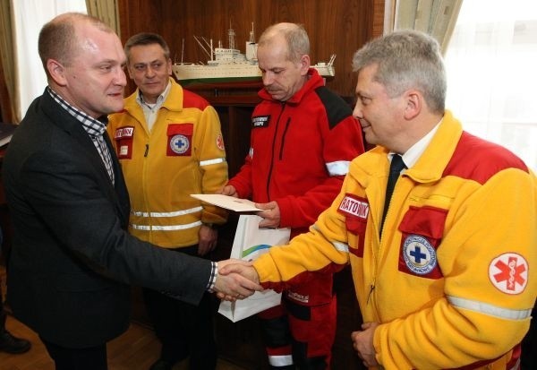 Prezydent Piotr Krzystek wręczył dzisiaj list gratulacyjny Krzysztofowi Terleckiemu (drugi z prawej), ratownikowi Wodnego Ochotniczego Pogotowia Ratunkowego w Szczecinie.