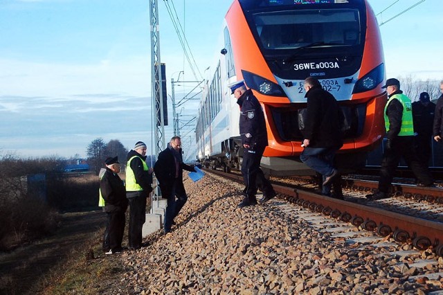 Policjanci z Ropczyc wyjaśniają przyczyny i przebieg wypadku kolejowego, do którego doszło około godziny 8 w Lubzinie koło Ropczyc.