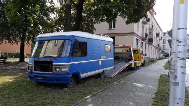 Zielonogórska straż miejska usunęła kolejne wraki z parkingów i lasów. Pojazdy, którymi nie interesowali się właściciele, zostały wywiezione na płatny parking. Jednym z tych  odholowanych aut był volkswagen polo pozostawiony na ul. Ruczajowej. Już wcześniej było prowadzone postępowanie, bo samochód przez długi czas stał nieużytkowany na jednym z parkingów. Wtedy właściciel zobowiązał się usunąć go we własnym zakresie. Jak się okazało, jedynie przestawił auto na ul. Ruczajową. Tam stało kolejne miesiące, bez powietrza w kołach i tablic rejestracyjnych. Tym razem kontakt z właścicielem pojazdu był utrudniony, wobec czego pojazd został odholowany.CZYTAJ DALEJ>>>WIDEO: Szalona ucieczka motocyklistów. Na liczniku blisko 200 km/h 