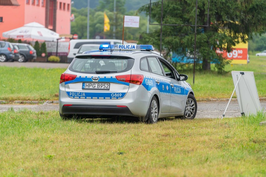 Osoby objęte badaniami muszą własnym samochodem podjechać na...