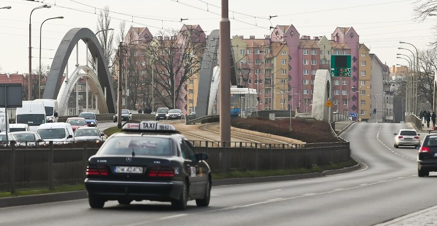 Mężczyzna na balustradzie mostu. Trwa akcja służb, ruch utrudniony