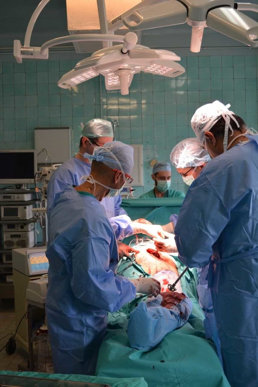Pierwsza na świecie tak rozległa transplantacja narządów...