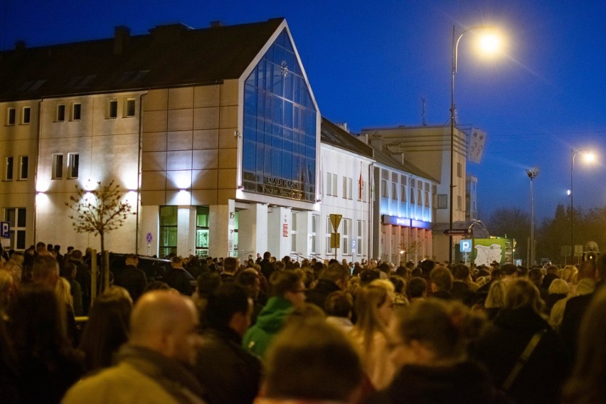 Wysokie Mazowieckie. Ulicami miasta wieczorną drogę krzyżową przeszły tłumy mieszkańców (ZDJĘCIA) 