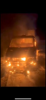 W Dziekanowicach spłonął dostawczy samochód zaparkowany na posesji. Jaka przyczyna?