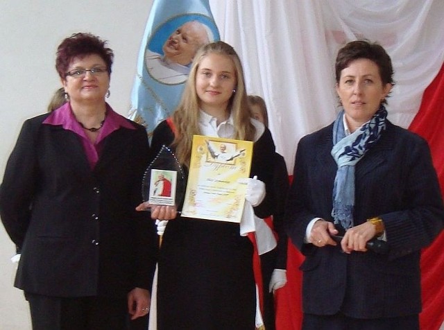 Statuetkę najlepszego ucznia gimnazjum i dyplom Primus Inter Pares otrzymała Alicja Szymańska. Na zdjęciu z dyrektorkami szkoły w Bukowie: Barbarą Czekaj (z lewej) i Agatą Kapelusz.