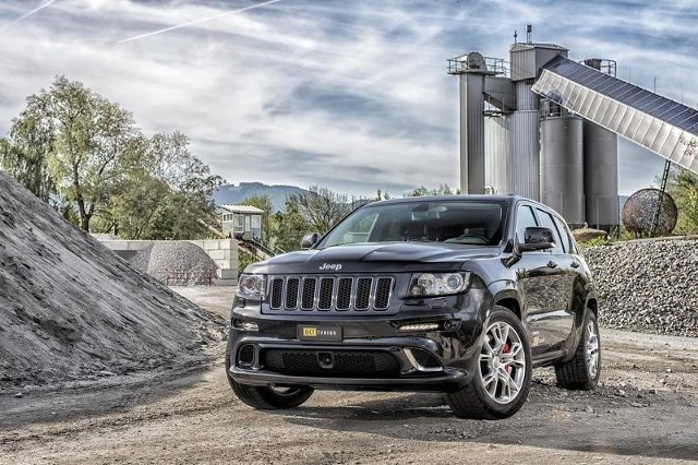 Jeep Grand CherokeeSpecjaliści z O.CT Tuning dołożyli mechaniczną sprężarkę i chłodnicę powietrza doładowującego, po czym przestroili elektronikę silnika. Pomiar na hamowni wykazał, że zmodyfikowany silnik rozwija 564 KM. Jeszcze większe wrażenie robi przyrost momentu obrotowego, który skoczył do poziomu 735 Nm.Fot. O.CT Tuning