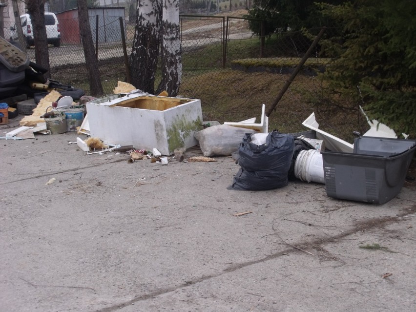 Iwkowa. Śmieci porzucone w centrum miejscowości. Mieszkańcy są wściekli. Wójt: To twórczy nieporządek [ZDJĘCIA]