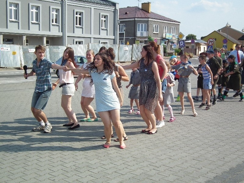 Taniec „Belgijka” zatańczyło w Zwoleniu kilkadziesiąt osób.