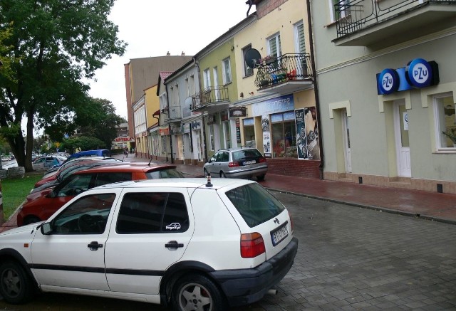 Na ulicy Plac Bartosza Głowackiego, przy którym są sklepy i zakłady rzemieślnicze  trudno znaleźć wolne miejsce na parkingu, dlatego klienci sklepów często łamią świadomie przepisy, jeśli chcą załatwić sprawę.