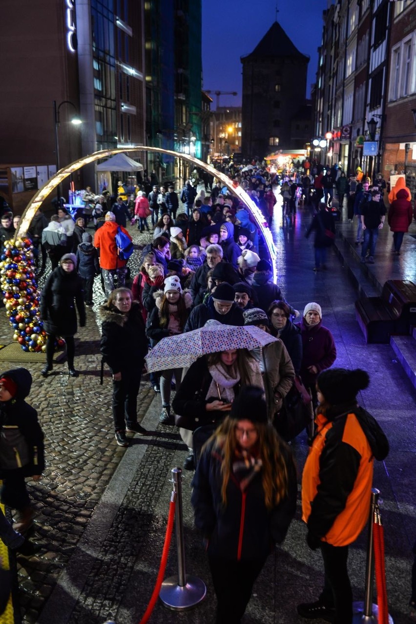 Mikołajki przy kole AmberSky w Gdańsku, 6 grudnia 2017...