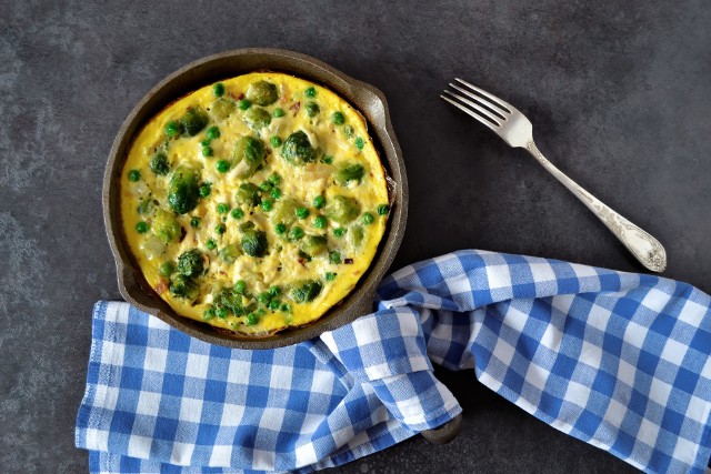 Fritatta z patelni, czyli brukselki z groszkiem pod serową pierzynką.