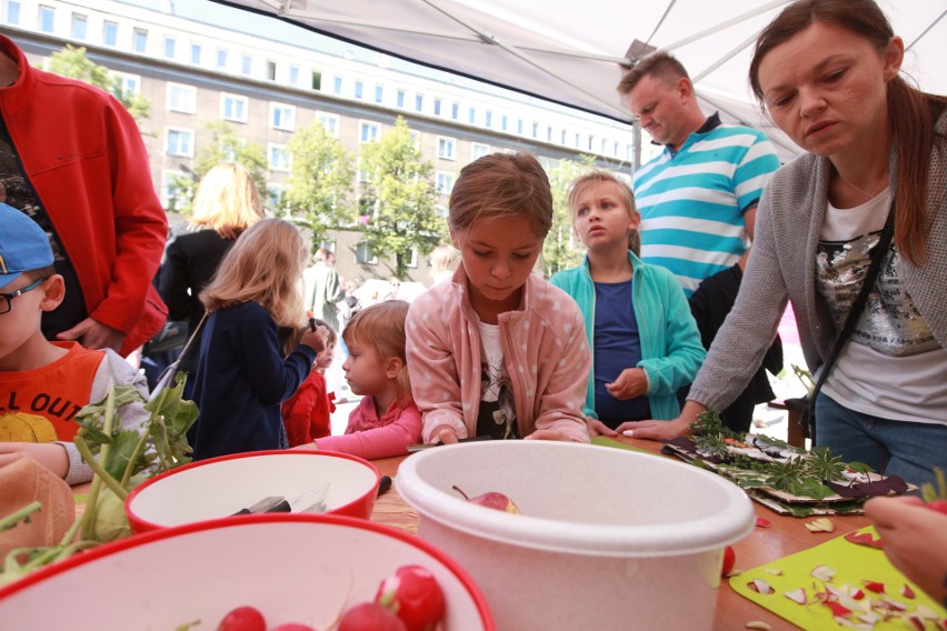 Kraków. W Alei Róż w Nowej Hucie odbył się VIII Festiwal Zaklęte w Dyni. W programie m.in. rzeźby z dyni [ZDJĘCIA]