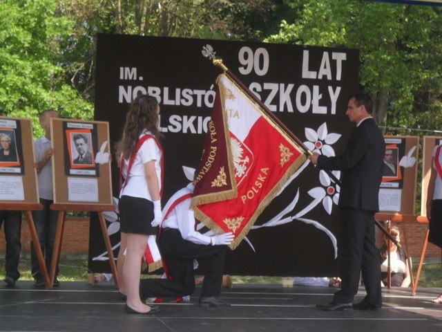 Arkadiusz Bazydło, dyrektor placówki uroczyście powierzył uczniom sztandar szkoły.