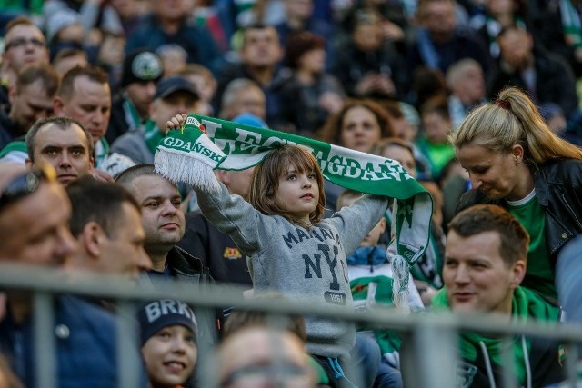 Lechia Gdańsk wygrała z Arką Gdynia 4:2 w piłkarskich derbach Trójmiasta. Mecz obejrzało blisko 23 tysiące widzów i to rekord frekwencji na Stadionie Energa w tym sezonie. Był doping, race, serpentyny, a po meczu radość fanów biało-zielonych ze zwycięstwa nad Arką.Debry Trójmiasta 8.04.2018 - oprawa na meczu: